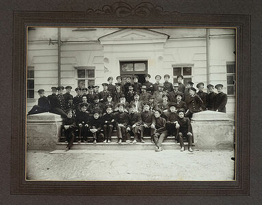 Орловская духовная семинарiя.  Выпускъ 1914 годъ.  Фото 8: Воспитанники 6-го курса Орловской духовной семинарии с преподавателями. 1914 г. В центре ректор Орловской Духовной семинарии протоиерей Владимир Александрович Сахаров.