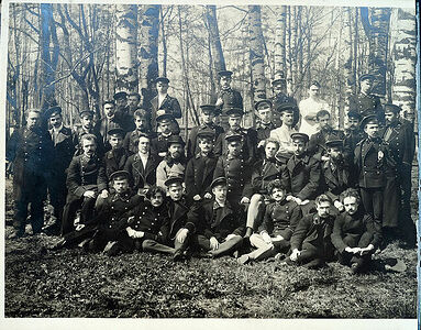 Альбомъ Санктъ-Петербургской Духовной Академiи. LXVI курсъ 1905-1909.    Страница 24.  Групповое фото выпускниковъ LXVI курса (1905-1909) Санктъ-Петербургской Духовной Академiи.