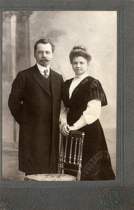 Кабинетъ портретъ.  На лицевой сторонѣ:  Придворный фотографъ Г.В. Труновъ  Москва  На оборотной сторонѣ:  Фотографiя Г.В. Трунова  въ Москвѣ.  Тверская ул. д. Лямина. въ Москвѣ. (Собранiе А.Л. Красоткина. Томъ XX).