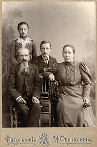 Кабинетъ портретъ.  На лицевой сторонѣ:  Фотографiя М. Стуколкина  На оборотной сторонѣ:  Фотографiя М. Стуколкина  С. Петербургъ  Петерб. ст. Большой пр.  № 38-40  Сестрорѣцкъ  Офицерская ул.  домъ Греховой.  Негативы сохраняются. (Собранiе А.Л. Красоткина. Томъ XX).