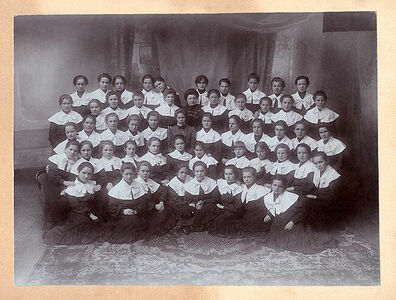 Воспитанницы Вологодской женской гимназiи.  Фото: 20,8х15,5 см  Бланкъ: 34,5х22,2 см  На лицевой сторонѣ:  Фот. К.А. Баранѣевъ  Оборотъ чистый. (Собранiе А.Л. Красоткина. Томъ XX).