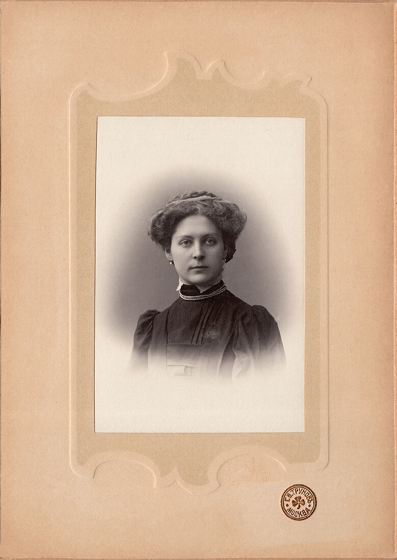 Кабинетъ портретъ.  На лицевой сторонѣ:  Г.В. Труновъ Москва  На оборотной сторонѣ:  Фотографiя Г.В, Трунова въ Москвѣ  Придворный Фотографъ   Его Величества Шаха Персидскаго  Его Величества Короля Сербскаго  Телеф. 54-34. въ Москвѣ. (Собранiе А.Л. Красоткина. Томъ XII).