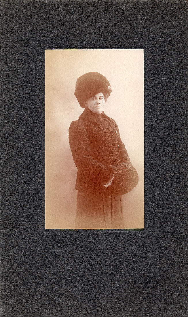 Портретъ молодой женщины.  Бланкъ: 26,3х15,7 см  Фото: 14,5х8 см  На оборотной сторонѣ:  Для памяти довольно дорогой   Людмилѣ Михайловнѣ  Е. Брызгалова. (Собранiе А.Л. Красоткина. Томъ XII).