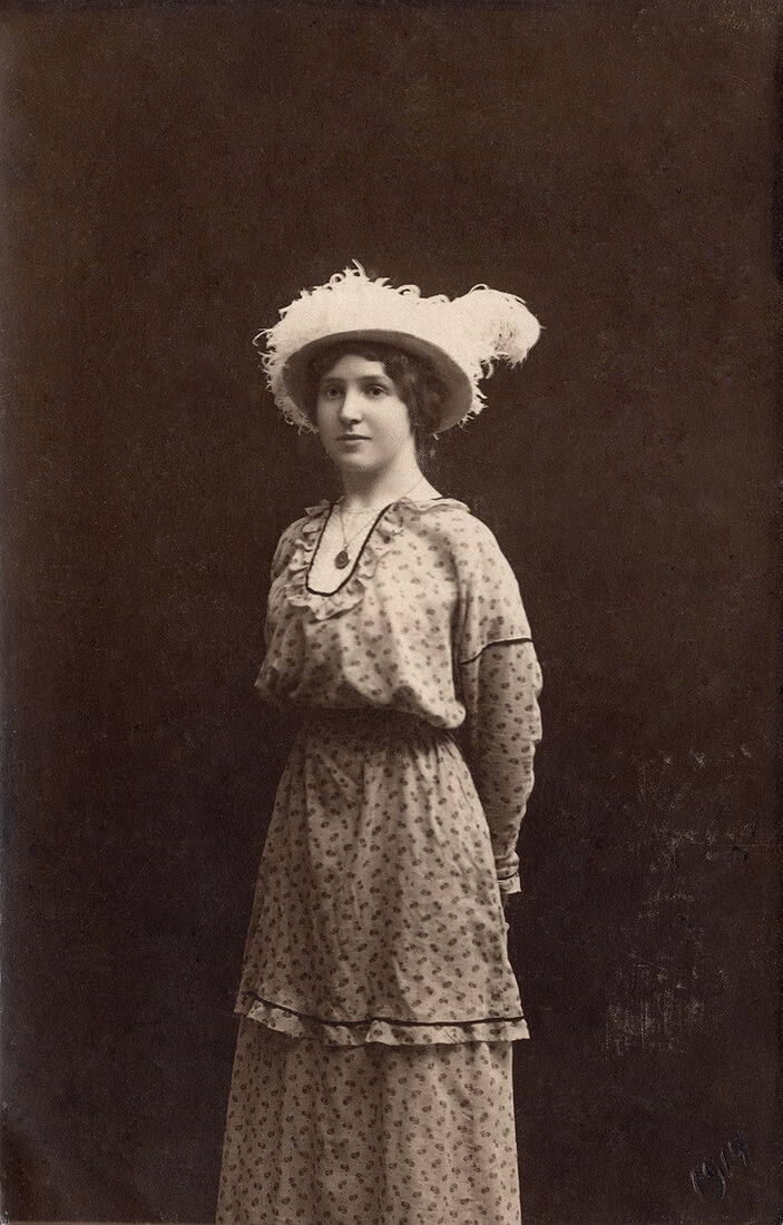 Портретъ дѣвушки.  Открыточный форматъ  На лицевой сторонѣ:  1914  На оборотной сторонѣ:  4 iюня 1914г.  Удостоверяю, что сiя открытка не украдена, а  подарена Марiи Ивановнѣ Юстовой  въ воспоминанiе о нашей неожиданной и интересной прогулкѣ  по Усть-Лабинской Швейцарiи.  "Въ чемъ и подписуюсь"  Юлiя Черешнева. (Собранiе А.Л. Красоткина. Томъ XII).