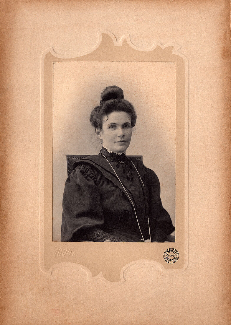 Кабинетъ портретъ.  На лицевой сторонѣ:  P. Pavloff Moscou  На оборотной сторонѣ:  Фотографiя П. Павлова  Мясницкая дом. Вятскаго подвор.  прот. книж. магаз. Бр. Салаевыхъ, Москва  Основ. 1891г. (Собранiе А.Л. Красоткина. Томъ XII).