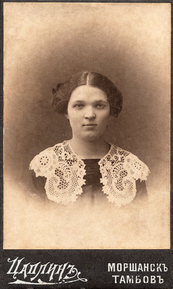 Визитъ портретъ.  На лицевой сторонѣ:  Цаплинъ Моршанскъ Тамбовъ  Оборотъ чистый. (Собранiе А.Л. Красоткина. Томъ XII).