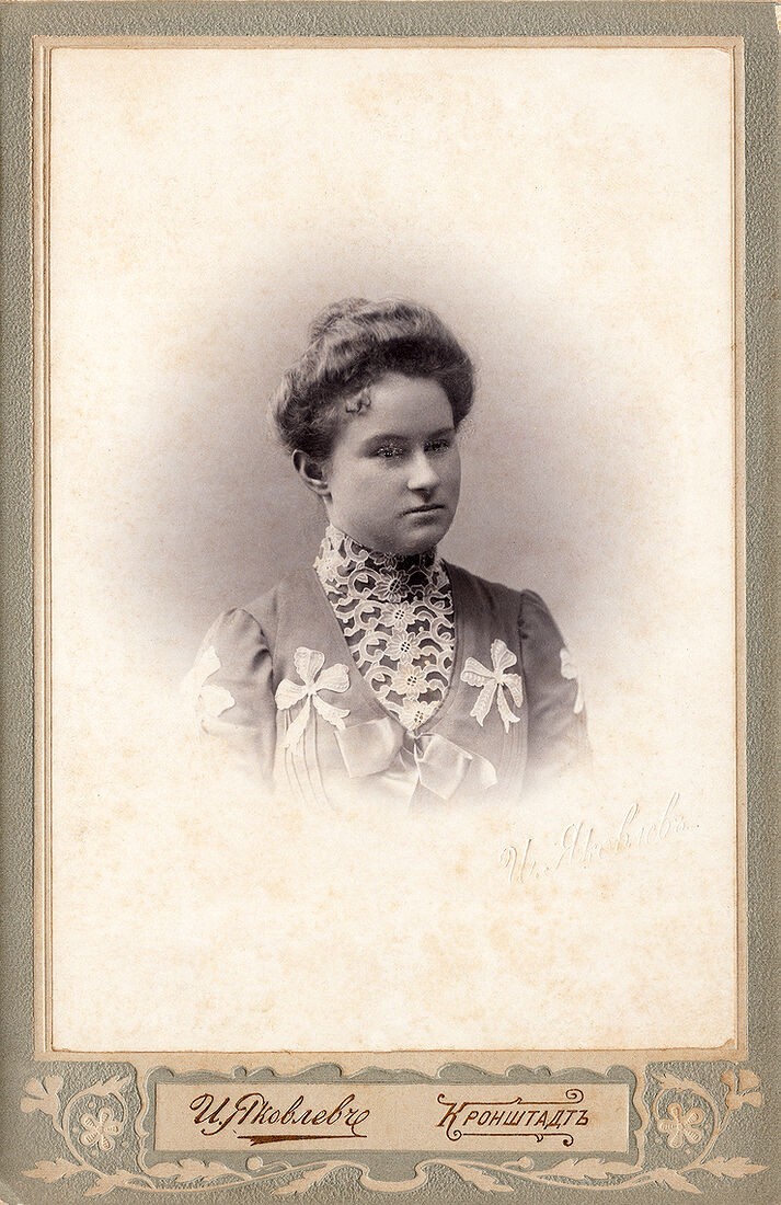 Кабинетъ портретъ.  На лицевой сторонѣ:  И. Яковлевъ Кронштадтъ  На оборотной сторонѣ:  Милой и дорогой Александрѣ Михайловнѣ Трусовой  на доброе воспоминанiе отъ искренно любящей Мани Арно  Кр. Кронштадтъ  14 го Августа 1903 года  И. Яковлевъ въ Кронштадтѣ  Господская улица  2 ая лѣтомъ въ Оранiенбаумѣ  Удостоенъ Высочайшихъ благодарностей и наградъ  Государя Императора Александра III,  Государя Императора Николая II  Его Императорск. Высочеств.  Наслѣдника Цесаревича  Его Императорск. Высоч.  Великаго Князя  Алексѣя Александровича  Германскаго Императора Вильгельма II,  Президента Франц. Республики  и Его Величества Князя Персидскаго. (Собранiе А.Л. Красоткина. Томъ XII).