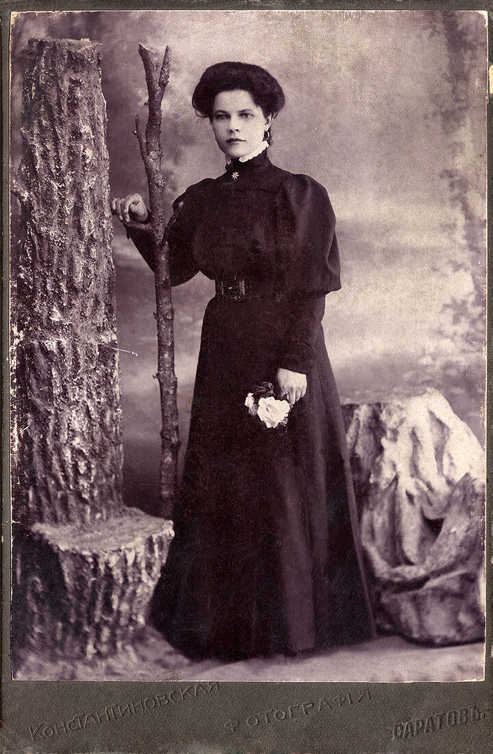 Кабинетъ портретъ.  На лицевой сторонѣ:  Константиновская Фотографiя Саратовъ  На оборотной сторонѣ:  На добрую Память Сашѣ  Художественная Фотографiя Cаратовъ  Негативы хранятся. (Собранiе А.Л. Красоткина. Томъ XII).