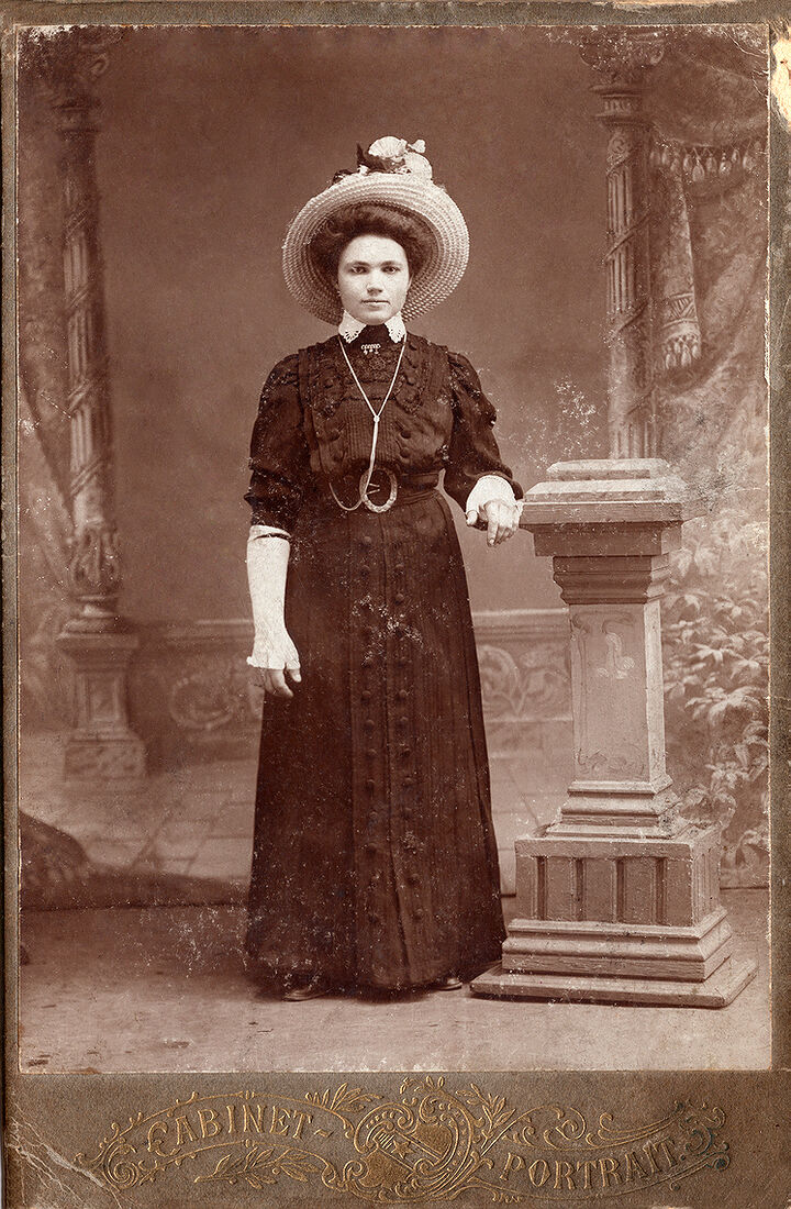 Кабинетъ портретъ.  На лицевой сторонѣ:  Cabinet Portrait  На оборотной сторонѣ:  Фотографiя М. Ольдекопъ  Ревель, Нарвск. ул. 18. (Собранiе А.Л. Красоткина. Томъ XII).