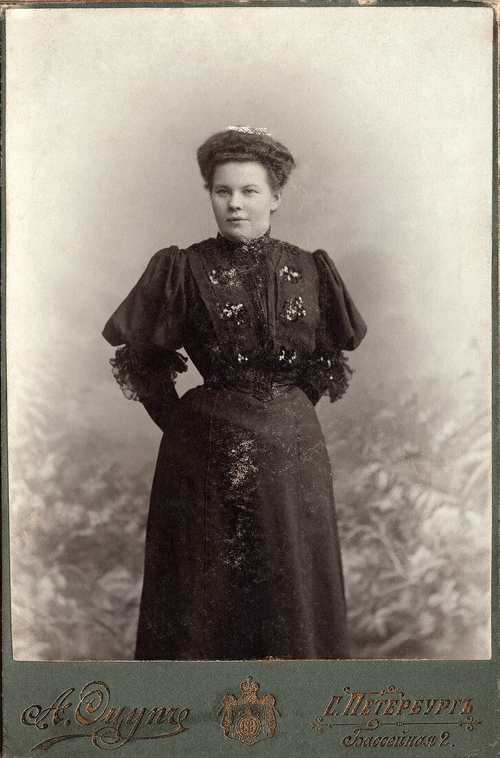 Кабинетъ портретъ.  На лицевой сторонѣ:  А. Оцупъ С. Петербургъ Бассейная 2.  На оборотной сторонѣ:  Удостоенъ Высочайшихъ наградъ и благодарностей  отъ Ихъ Императорскихъ Величествъ  Государя Императора и Госуд. Императрицы  А. Оцупъ  С. Петербургъ Бассейная   уг. Литейнаго №2-36  Телефонъ: №45-63  Летомъ Красн. Село Фабрич. Слобода  Негативъ хранится. (Собранiе А.Л. Красоткина. Томъ XII).