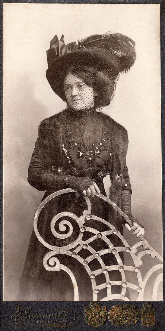 Кабинетъ портретъ.  На лицевой сторонѣ:  Z. Sumovsky Kischinew  На оборотной сторонѣ:  4 марта 1900 г.  Лапуля! имѣй добрую память обо мне!  Умерла II/IV 29г. в Коада Язулуй в 12 час. 30 м. дня  Фотографiя З. Сумовскаго бывш. Кондрацкаго  въ Кишиневѣ.  Негативы Сохраняются. (Собранiе А.Л. Красоткина. Томъ XII).