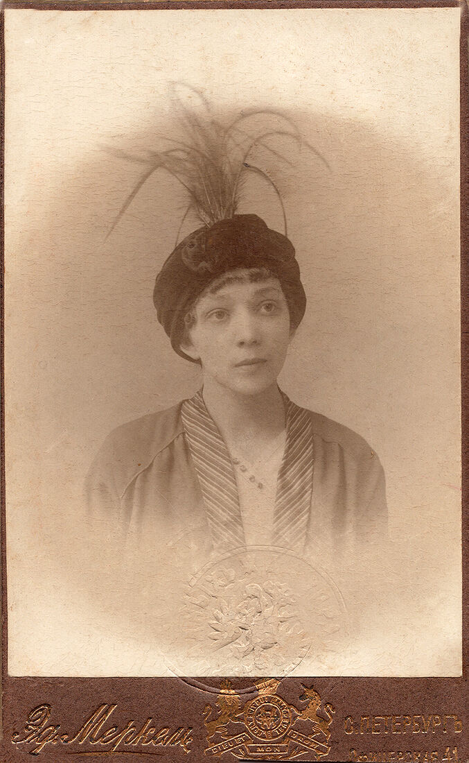 Визитъ портретъ.  На лицевой сторонѣ:  Эд. Меркель С. Петербургъ Офицерская 41  Оборотъ чистый. (Собранiе А.Л. Красоткина. Томъ XIII).