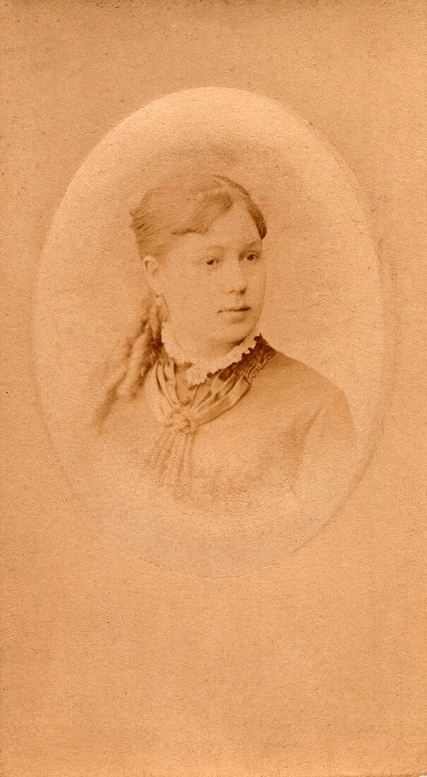 Визитъ портретъ.  На оборотной сторонѣ:  8 февраля 1882г.  По прiѣзду изъ Питера  Анна Ал. Панина Золоторева  О. Скловская  Субботы масляной. (Собранiе А.Л. Красоткина. Томъ XIII).