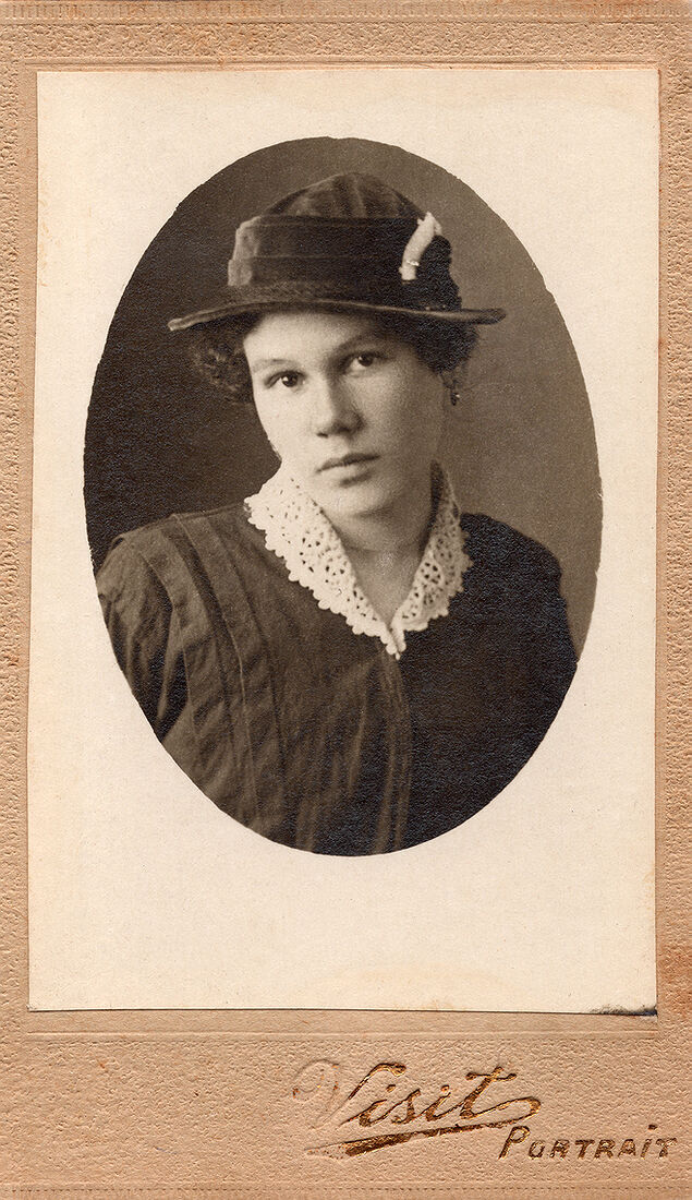 Визитъ портретъ.  На лицевой сторонѣ:  Ренессансъ  Троицкая и Чернышевъ  "у пяти угловъ".  На оборотной сторонѣ:  Тетя Лиза сестра бабушки Оли  Фотографiя Ренессансъ уг. Троицкой и Чернышева  "у пяти угловъ".  Имѣется подъемная машина  Отделенiе въ Терiокахъ  по Большой ул. д. Дальберга №2.  Художествъ увеличенiе портретовъ. (Собранiе А.Л. Красоткина. Томъ XIII).