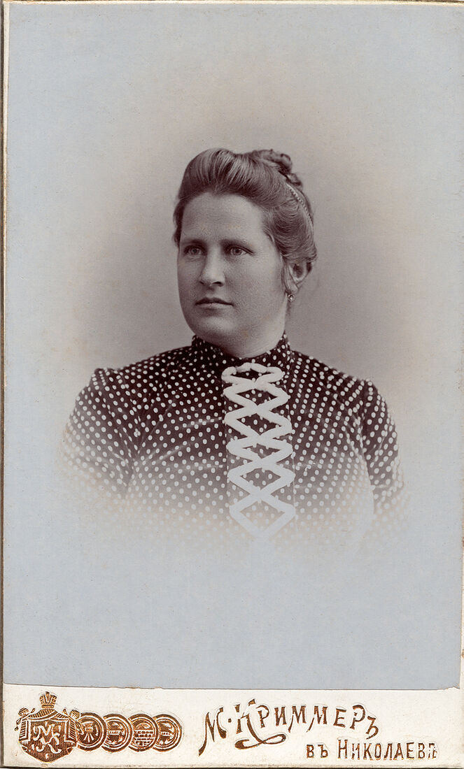 Визитъ портретъ.  На лицевой сторонѣ:  М. Криммеръ въ Николаевѣ  На оборотной сторонѣ:  Фотографъ М. Криммеръ въ Николаевѣ  Негативы Сохраняются  для повторенiя заказовъ. (Собранiе А.Л. Красоткина. Томъ XIII).