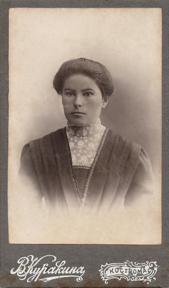 Визитъ портретъ.  На лицевой сторонѣ:  В. Куракина Кострома  На оборотной сторонѣ:  Дарю на добрую память другу Пашѣ  отъ Анюты Бушуевой  1913 г. 28 марта.  Фотографiя В. Куракиной   Кострома  Павловская улица домъ Касаткина  Негативы Хранятся. (Собранiе А.Л. Красоткина. Томъ XIII).