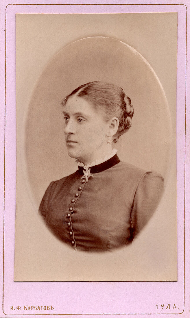 Визитъ портретъ.  На лицевой сторонѣ:  И.Ф. Курбатовъ Тула  На оборотной сторонѣ:  Фотографiя И.Ф. Курбатова  Кiевская ул.  Д. Божатковой  Тула. (Собранiе А.Л. Красоткина. Томъ XIII).