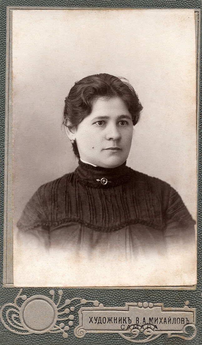 Визитъ портретъ.  На лицевой сторонѣ:  Художникъ В.А. Михайловъ  Самара  Оборотъ чистый. (Собранiе А.Л. Красоткина. Томъ XIII).