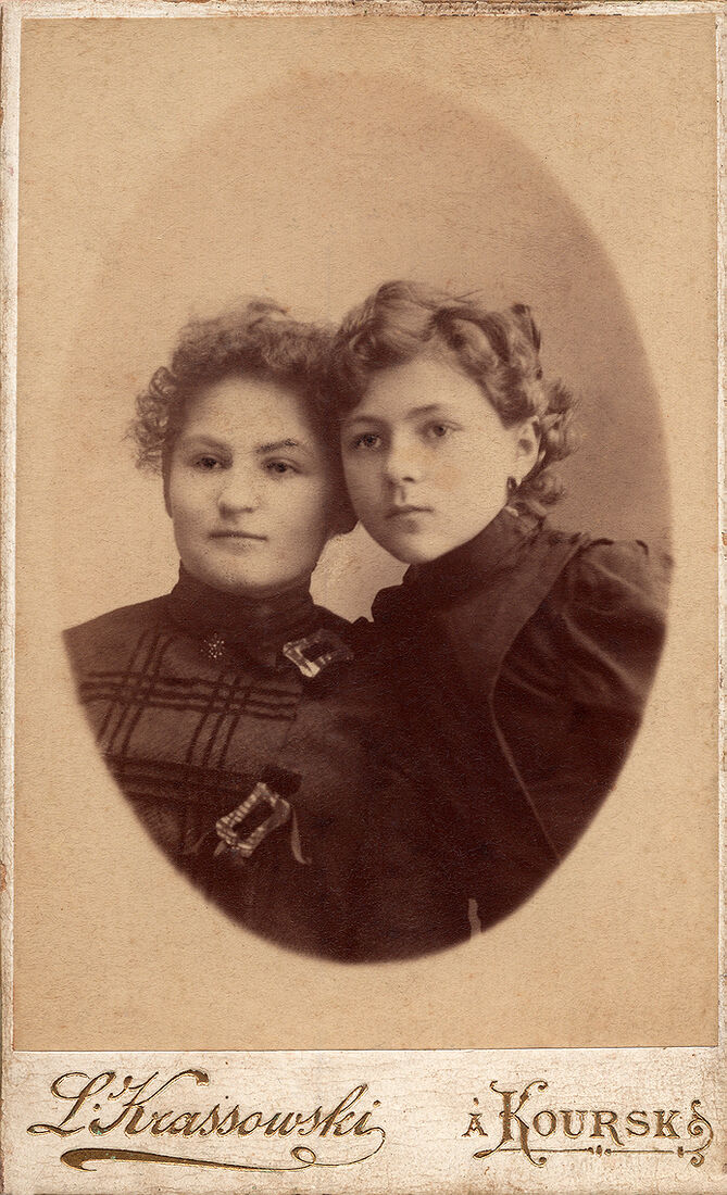 Визитъ портретъ.  На лицевой сторонѣ:  L. Krassowski a Koursk  На оборотной сторонѣ:  Фотографiя Л.В. Красовскаго  Московская улица домъ Гротъ  въ Курске  Негативы сохраняются. (Собранiе А.Л. Красоткина. Томъ XIII).