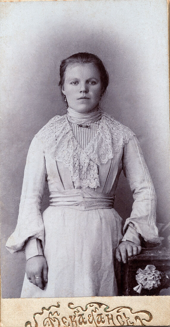 Визитъ портретъ.  На лицевой сторонѣ:  Декадансъ  На оборотной сторонѣ:  Декадансъ  "XX"  Фотографiя М.В. Вилиной  Кострома Вознесенская ул.  Собств. д.  Негативы Хранятся. (Собранiе А.Л. Красоткина. Томъ XIII).