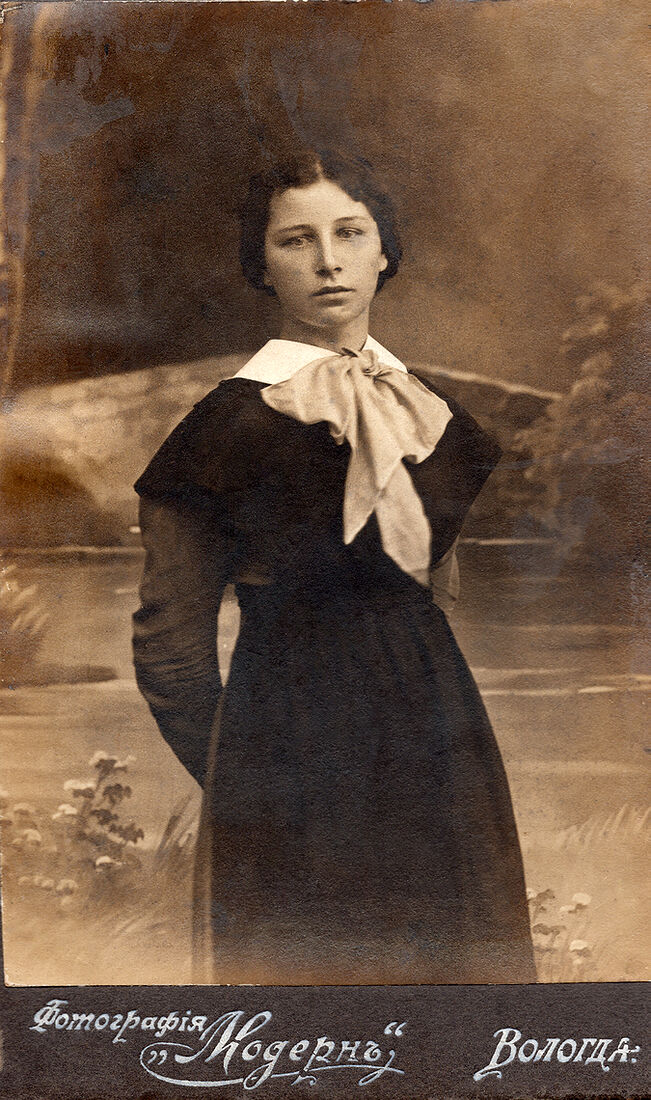 Визитъ портретъ.  На лицевой сторонѣ:  Фотографiя "Модернъ" Вологда.  На оборотной сторонѣ:  Въ память вместе прожитой зимы 1914 года.  Можетъ услышишь когда обо мнѣ, то,  взглянувъ на карточку вспомнишь и мои завтрашнiя идеи  Желаю счастья и труда  А. Иллювлева  Художественная Фотографiя Н. Кузьмина "Модернъ" Вологда.  Малая Духовская соб. дом.  Телефонъ № 285.  Съемка въ роскошно оборудованномъ павильонѣ  вечеромъ же при электрическомъ освѣщенiи.  Негативы хранятся. (Собранiе А.Л. Красоткина. Томъ XIII).