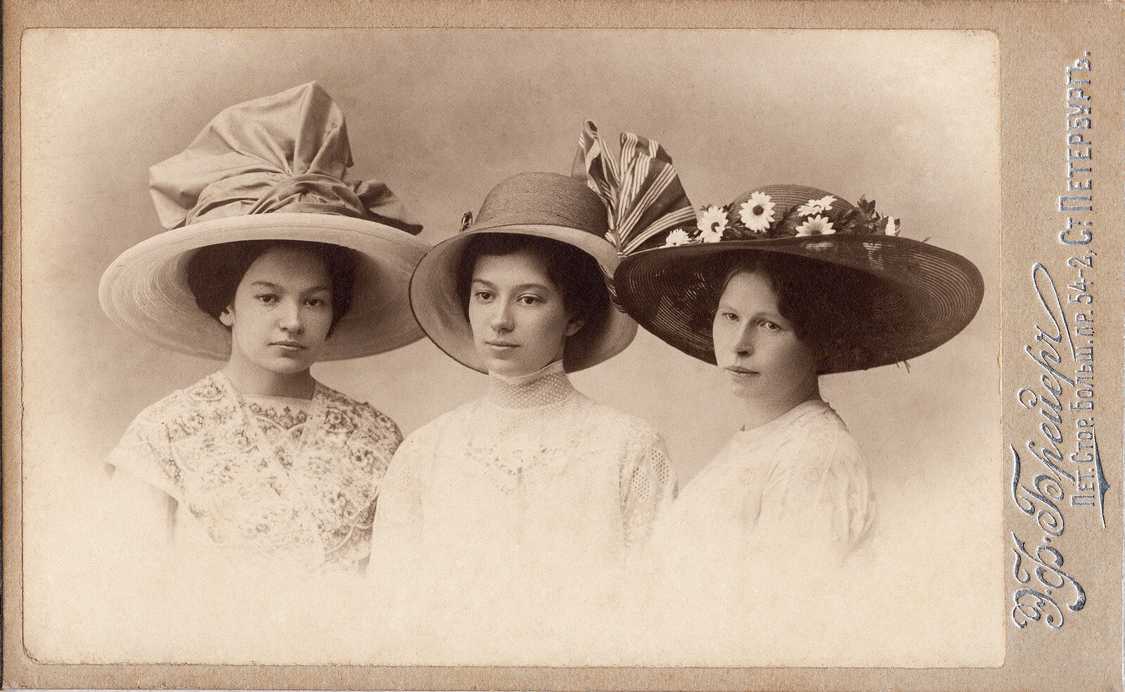 Визитъ портретъ.  На лицевой сторонѣ:  Э.Ф. Брейер  Пет. Стор. Больш. пр.54-2, С. Петербургъ  На оборотной сторонѣ:  Фотографiя Брейеръ  Петерб.Стор. Большой Пр. №54-2.  С. Петербургъ. (Собранiе А.Л. Красоткина. Томъ XIII).