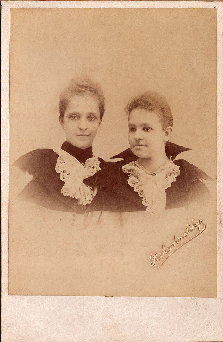 Кабинетъ портретъ.  На лицевой сторонѣ:  B. Machovetsky  Вознесенскiй просп. №29  На оборотной сторонѣ:  Фотографiя Б. Маховецкаго  Вас. Остр., 5 линiя  противъ Акад. Худож.  д. 4-1,  С.-Петербургъ.  (Собранiе А.Л. Красоткина. Томъ XIV).