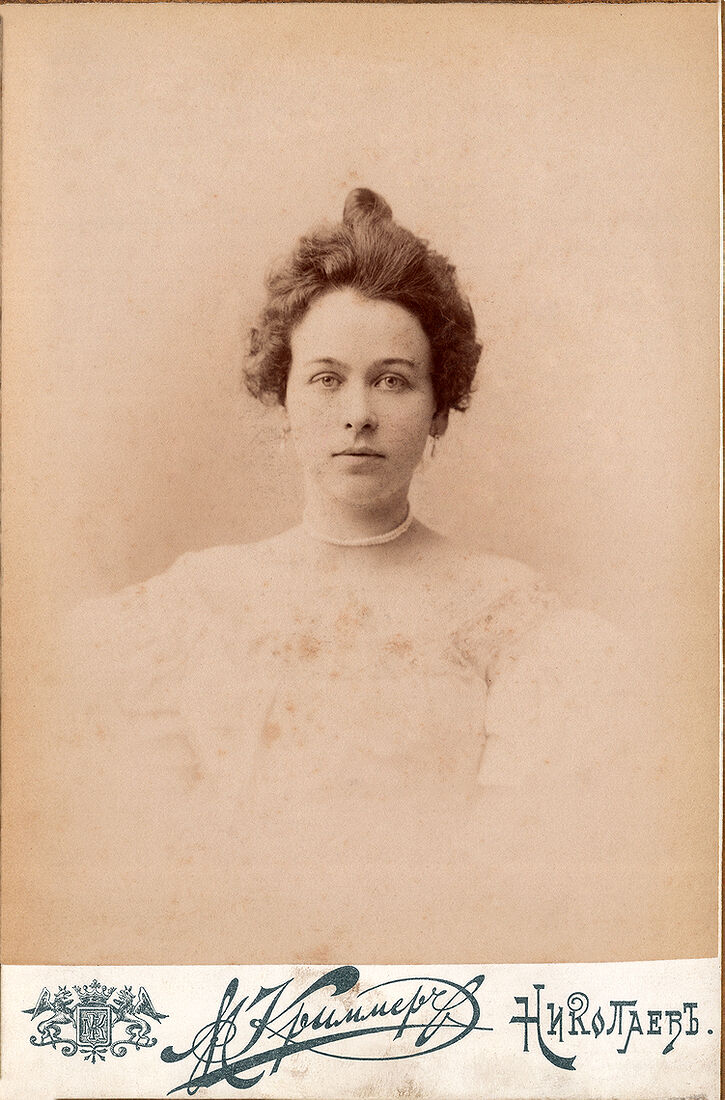 Кабинетъ портретъ.  На лицевой сторонѣ:  А. Криммеръ Николаевъ  На оборотной сторонѣ:  Фотографiя М. Криммера въ Николаевѣ  Соборная улица д. Каменскаго  Негативъ сохраняется.  (Собранiе А.Л. Красоткина. Томъ XIV).