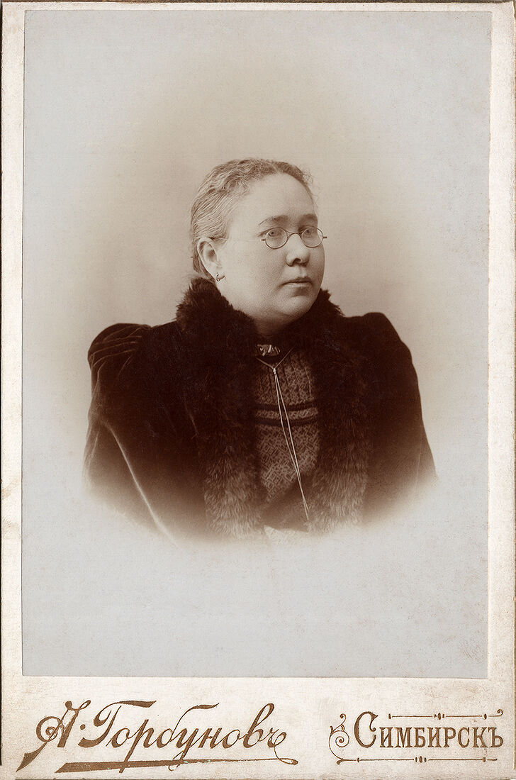 Кабинетъ портретъ.  На лицевой сторонѣ:  А. Горбуновъ Симбирскъ  На оборотной сторонѣ:  1900 года 20го Января.  Фотографiя А. Горбунова Симбирскъ  б. Саратовская д. Соболева.  (Собранiе А.Л. Красоткина. Томъ XIV).