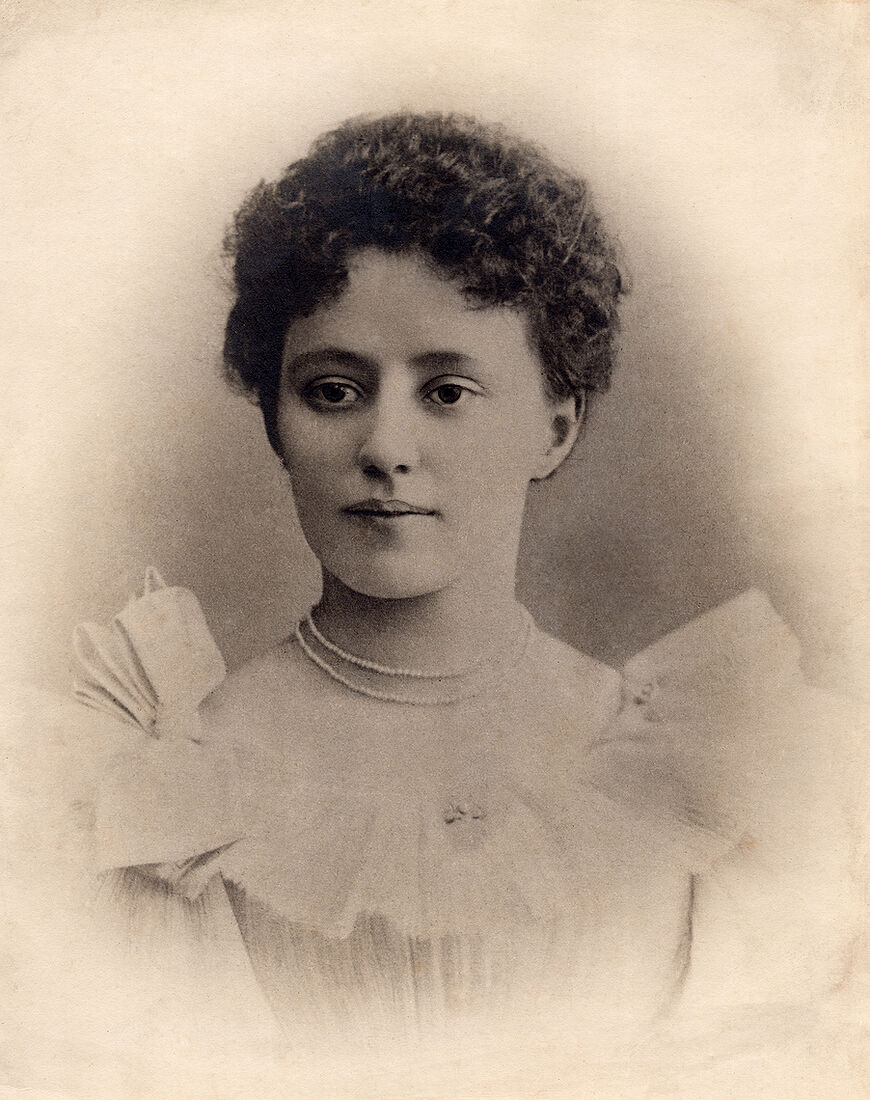 Портретъ молодой дамы.  Фото: 26,7 х 22,1 см  Оборотъ чистый. (Собранiе А.Л. Красоткина. Томъ XV).