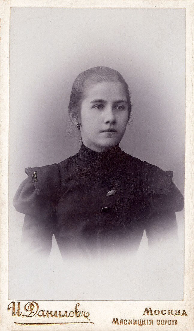 Визитъ портретъ.  На лицевой сторонѣ:  И. Даниловъ Москва Мясницкiя ворота  На оборотной сторонѣ:  Александра Владимировна Шумова (Гугалевская)  1892-1938гг.  И. Даниловъ  Художественная Фотографiя  Москва Мясницкiя ворота д. Кабанова  противъ телеграфа  Негативы хранятся. (Собранiе А.Л. Красоткина. Томъ XV).