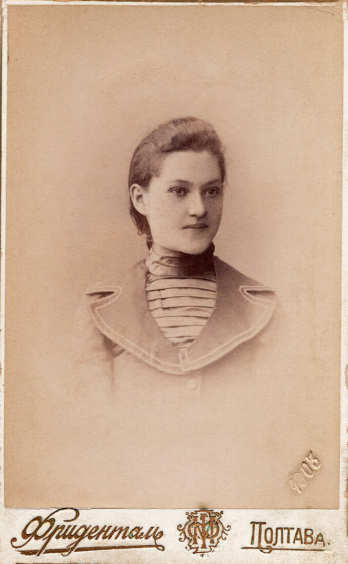 Визитъ портретъ.  На лицевой сторонѣ:  Фриденталь Полтава  На оборотной сторонѣ:  На добрую память Дорогому Дядѣ  Ильѣ Михайловичу Журавлеву  От Л. племян. Ольги (неразборчиво)  1903г. 20 iюля.  Фотографiя М. Фриденталя  МалоПетровская ул. д. Подземскаго  Специальное отдѣленiе для увеличенiя портретовъ  Негативы Сохраняются. (Собранiе А.Л. Красоткина. Томъ XV).