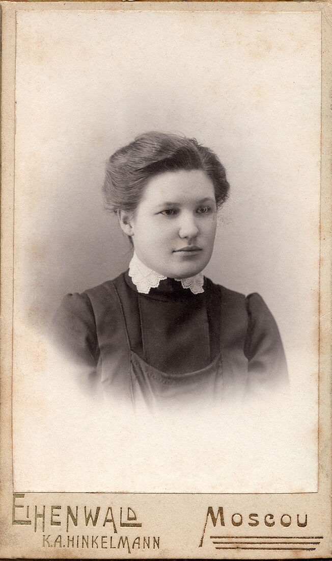 Визитъ портретъ.  На лицевой сторонѣ:  Eihenwald K.A. Hinkelmann Moscou  На оборотной сторонѣ:  На добрую память отъ бывшей сосѣдки  Л. Горбачевой  15-мая 1904 года Москва  Фотографiя Эйхенвальдъ  (К.А. Гинкельманъ)  Москва Петровка 24  Негативы сохраняются съ 1858 г. (Собранiе А.Л. Красоткина. Томъ XV).