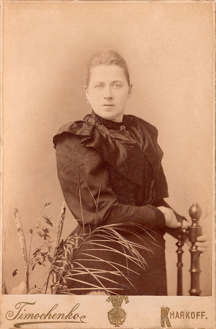Кабинетъ портретъ.  На лицевой сторонѣ:  Timochenko Kharkoff.  На оборотной сторонѣ:  На память милому дорогому Шурику  от Бабули  Безпечниковой  Бывш. Дурново  Тимошенко  Харьковъ  Сумская ул. д. Бутова №10  Негативы сохраняются. (Собранiе А.Л. Красоткина. Томъ XV).