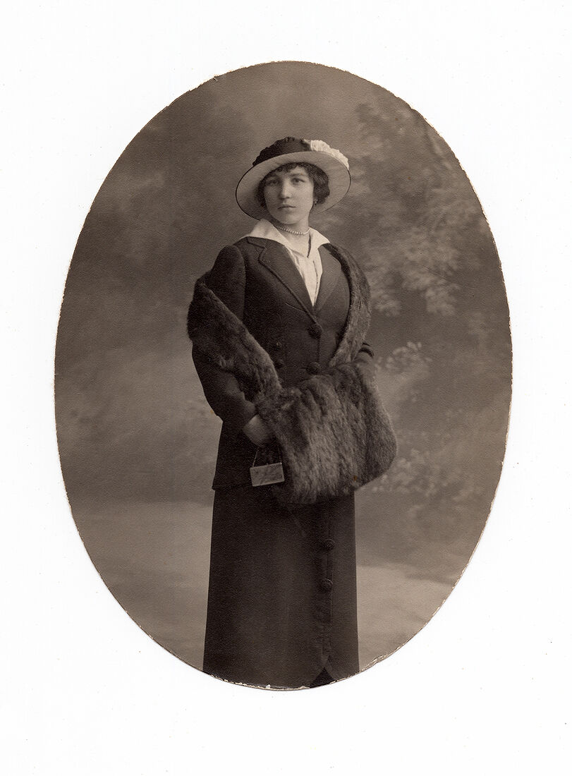 Портретъ дѣвушки.  Овалъ: 11,3х8 см  Оборотъ чистый. (Собранiе А.Л. Красоткина. Томъ XV).