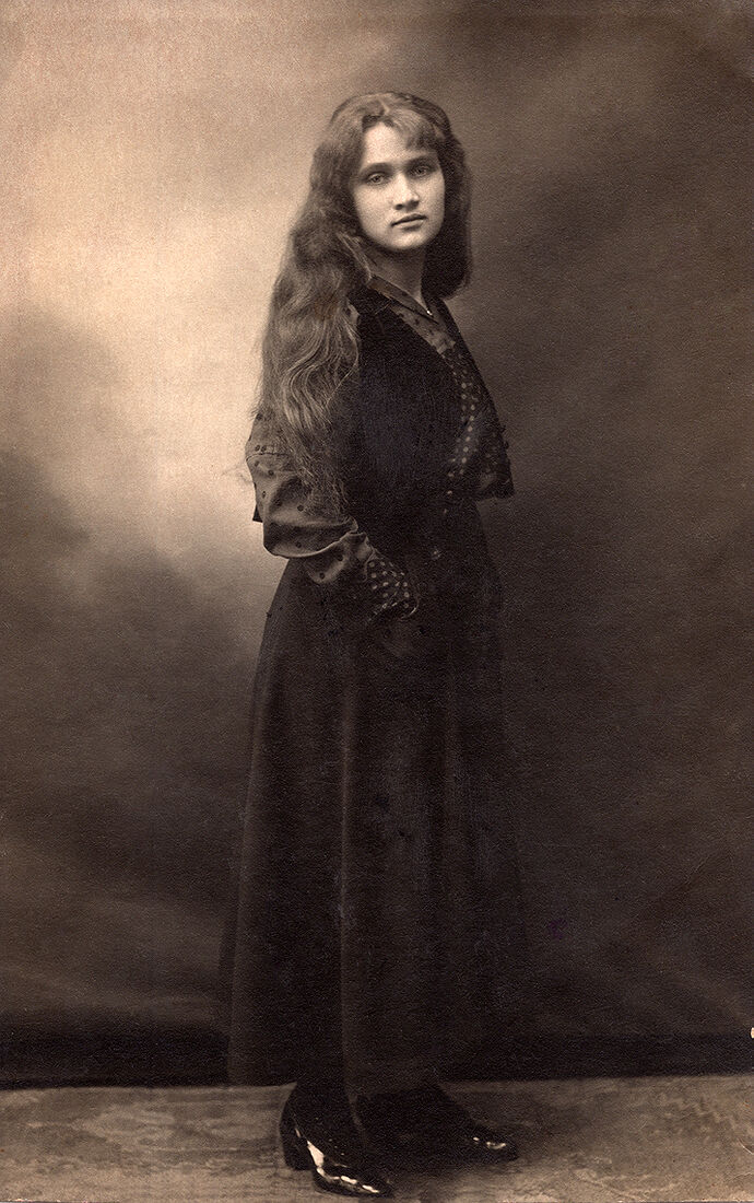 Портретъ дѣвушки.  Открыточный форматъ.  На оборотной сторонѣ:  Не хватайся за колесо, когда   оно катится внизъ - шею сломишь;  вотъ когда оно идетъ вверхъ, держись за него -   самъ вверху будешь.  Фая 27/X/1917 года. (Собранiе А.Л. Красоткина. Томъ XV).