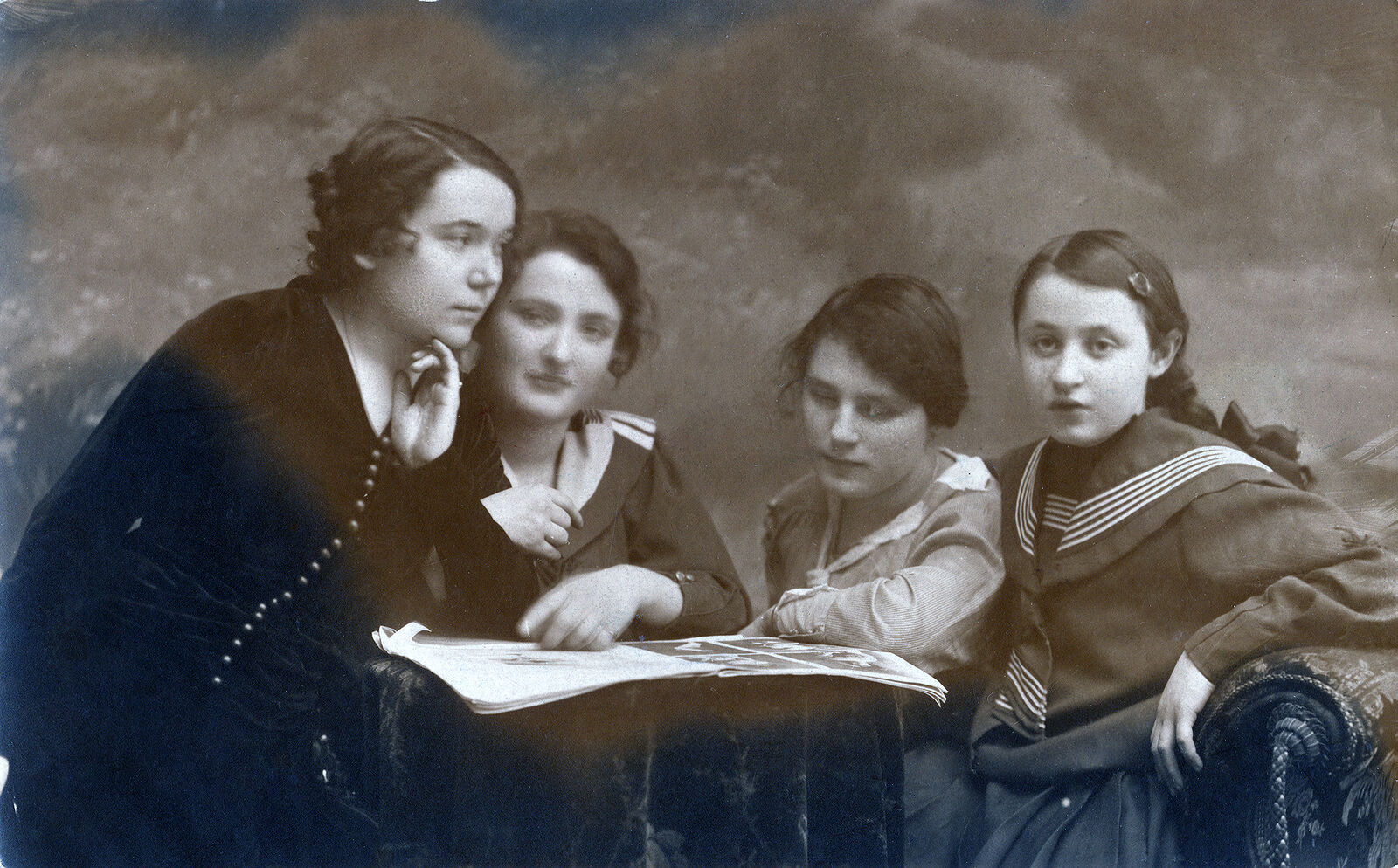 Групповой портретъ гимназистокъ.  Открыточный форматъ.  На оборотной сторонѣ:  Желанiе есть первый шагъ къ достиженiю  Галѣ - Люба.  Петроградъ  1915 года 24/XI. (Собранiе А.Л. Красоткина. Томъ XV).