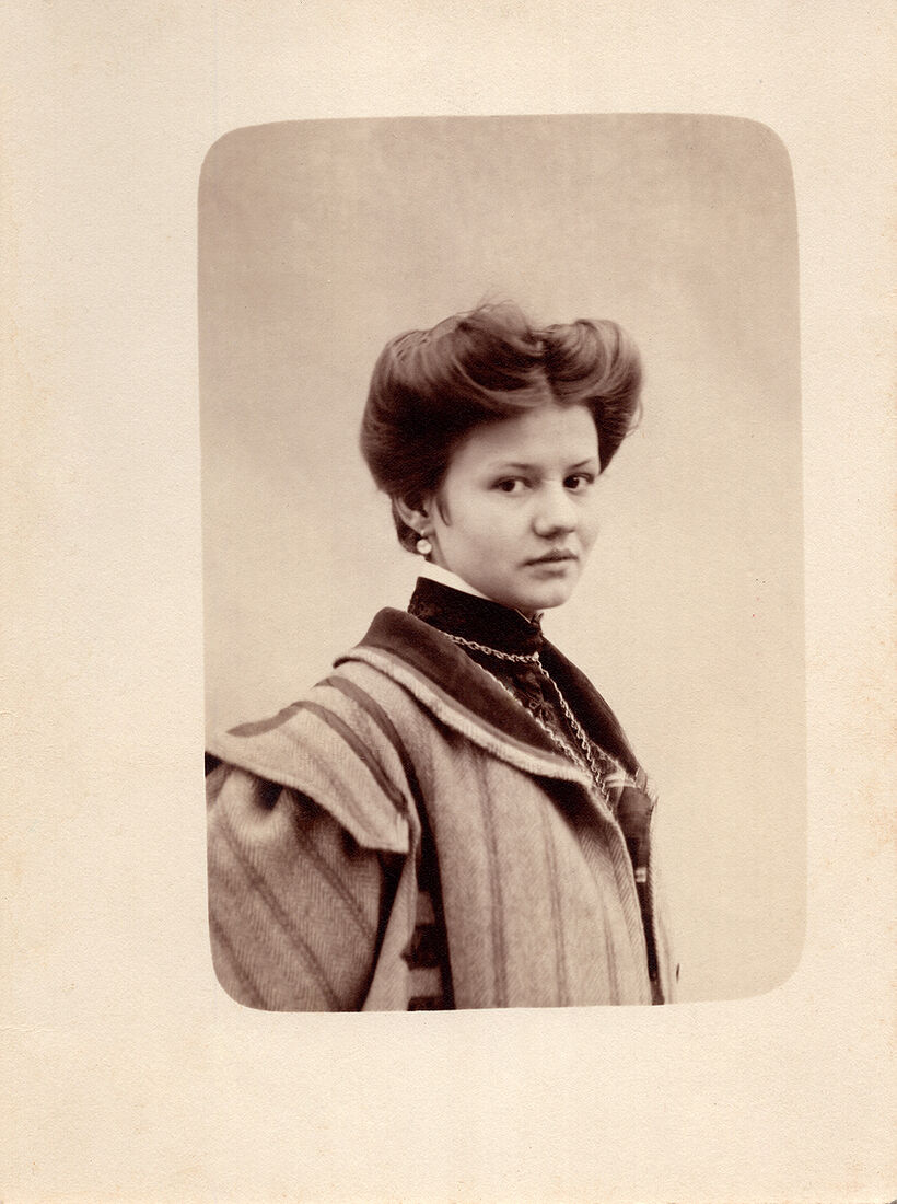 Портретъ дѣвушки.  Открыточный форматъ  На оборотной сторонѣ:  Мглин Брянск. (Собранiе А.Л. Красоткина. Томъ XV).