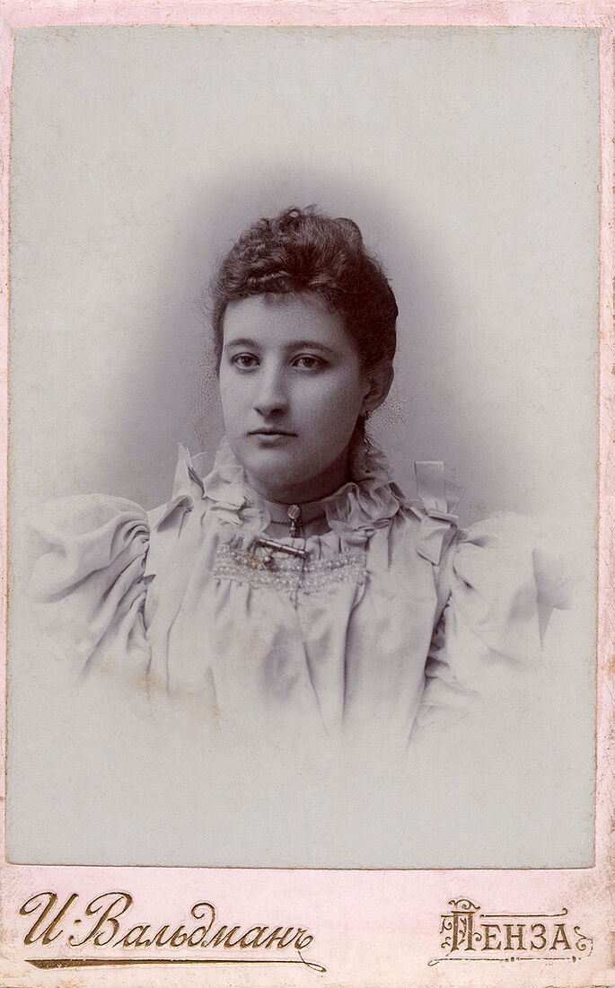 Визитъ портретъ.  На лицевой сторонѣ:  И. Вальдманъ Пенза  На оборотной сторонѣ:  Фотографiя И. Вальдмана въ Пензѣ  уголъ Московской и Нагорной ул.  д. бывшiй Шишко  Негативъ сохраняется. (Собранiе А.Л. Красоткина. Томъ XV).