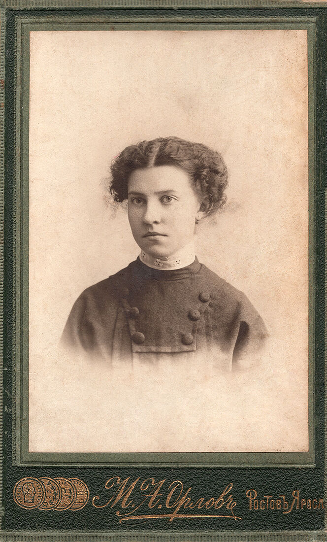 Визитъ портретъ.  На лицевой сторонѣ:  М.А. Орловъ Ростовъ Яросл.  На оборотной сторонѣ:  Снималась 8/II/1909г.  Фотографiя Орлова  Ростовъ Яросл.  Негативы Хранятся. (Собранiе А.Л. Красоткина. Томъ XV).