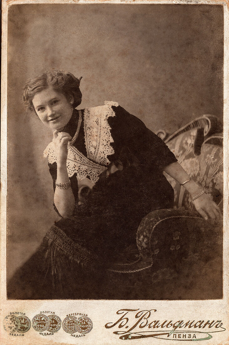 Кабинетъ портретъ.  На лицевой сторонѣ:  Б. Вальдманъ Пенза  На оборотной сторонѣ:  Фотографiя Б. Вальдманъ Пенза  Удостоенъ Высочайшей похвалы  Спецiальность увеличенiе портретовъ  Негативы сохраняются. (Собранiе А.Л. Красоткина. Томъ XV).