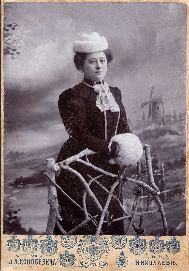 Кабинетъ портретъ.  На лицевой сторонѣ:  Фотографiя Л.Л. Коносевича въ Николаевѣ.  На оборотной сторонѣ:  Удостоенъ Высочайшихъ благодарностей и наградъ  отъ Ихъ Императорскихъ Величествъ и Высочествъ  Фотографiя Л.Л. Коносевича   Николаевъ  Б. Морская №39.  Негативы хранятся. (Собранiе А.Л. Красоткина. Томъ XV).