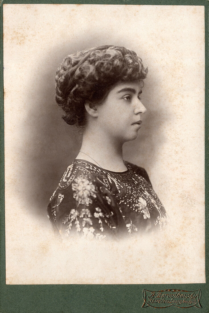 Кабинетъ портретъ.  На лицевой сторонѣ:  А. Borovikovsky  St. Petersbourg Nevsky 63.  На оборотной сторонѣ:  Дорогой Лиличкѣ.  Вспоминай иногда  Катя.  А. Боровиковскiй  Невскiй 63  С. Петербургъ  Телефонъ 91-28. (Собранiе А.Л. Красоткина. Томъ XVI).