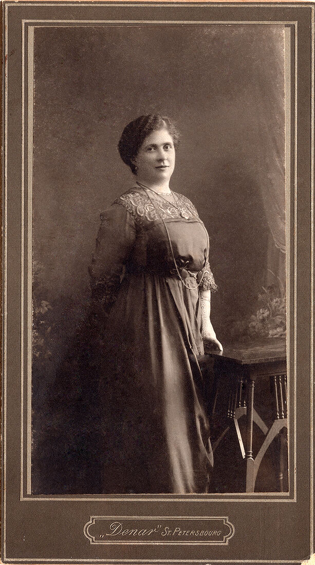 Кабинетъ портретъ.  На лицевой сторонѣ:  "Denar" St. Petersbourg  На оборотной сторонѣ:  Фотографiя Б. Завелева  бывшая "Денаръ"  С.П.Б. Морская 11  Телефонъ 100-62. (Собранiе А.Л. Красоткина. Томъ XVI).