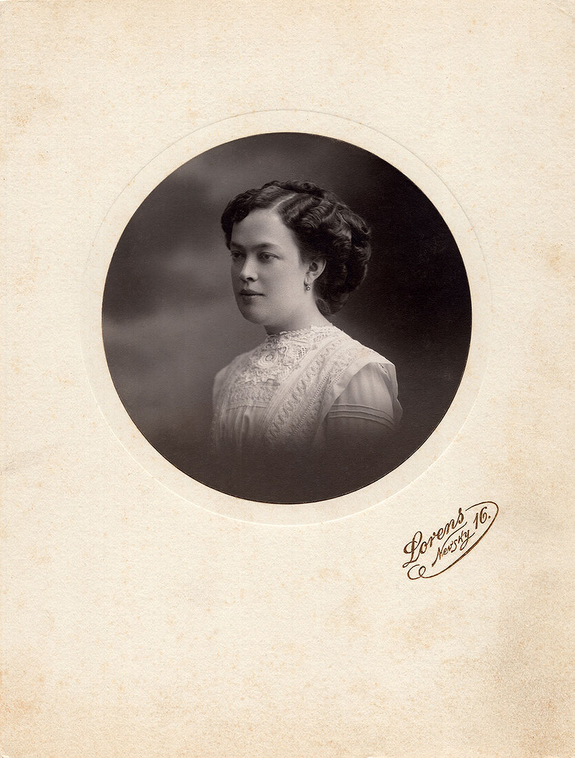 Фото: 10х10 см  Бланкъ: 20,8х15,8 см  На лицевой сторонѣ:  Lorens Nevsky 16.  На оборотной сторонѣ:  Фотографiя "Лоренсъ  С. Петербургъ"  Невскiй 16.  Телеф. 68-06. (Собранiе А.Л. Красоткина. Томъ XVI).