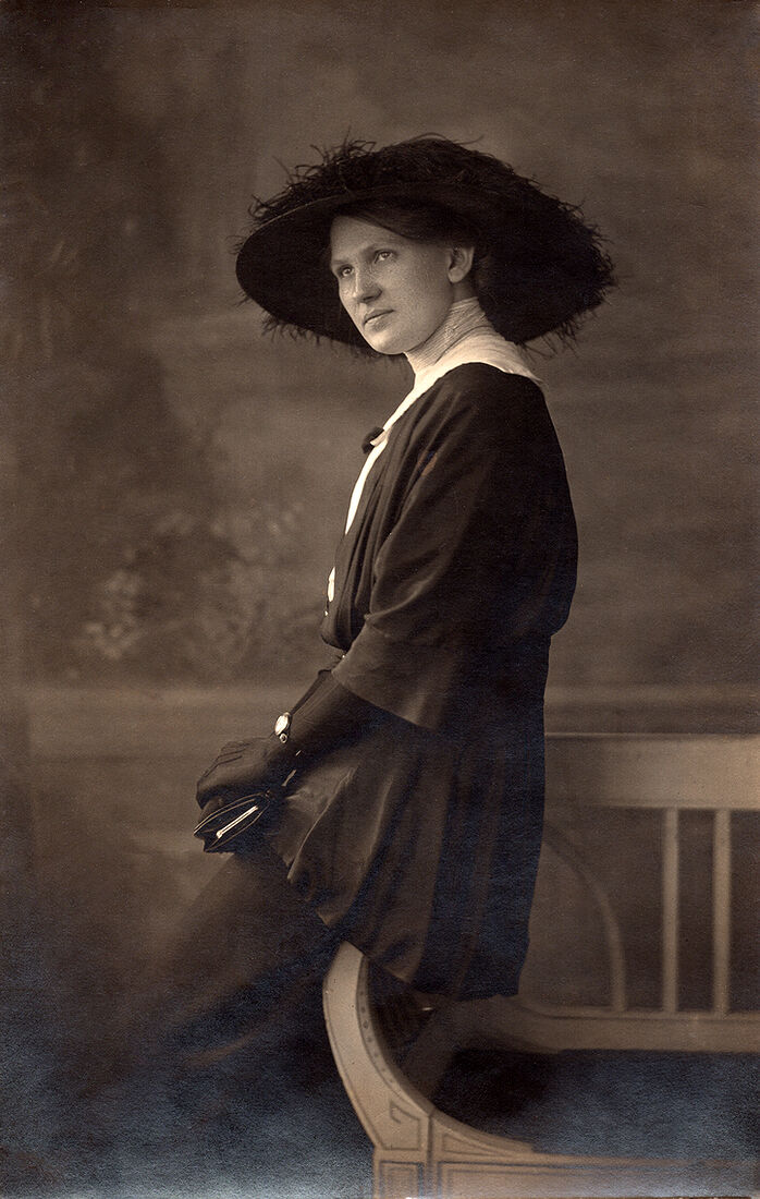 Портретъ молодой женщины въ шляпѣ.  Открыточный форматъ.  Оборотъ чистый. (Собранiе А.Л. Красоткина. Томъ XVI).