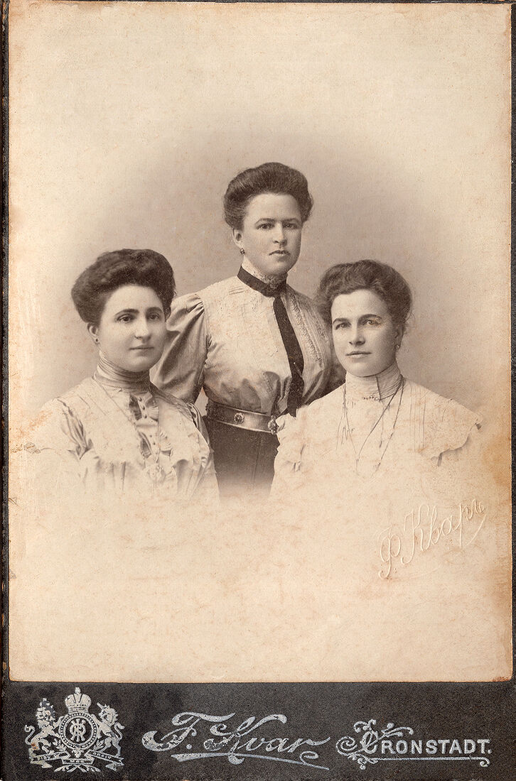 Кабинетъ портретъ.  На лицевой сторонѣ:  Ф. Кваръ  F. Kvar Kronstadt.  На оборотной сторонѣ:  Фотографiя Ф. Кваръ  Кронштадтъ  Николаевскiй просп.  уг. Андреевск. д. Тюрина № 25.  прот. Собора.  При фотографiи имѣется отдѣленiе для увеличиванiя копiй  Негативы сохраняются. (Собранiе А.Л. Красоткина. Томъ XVII).