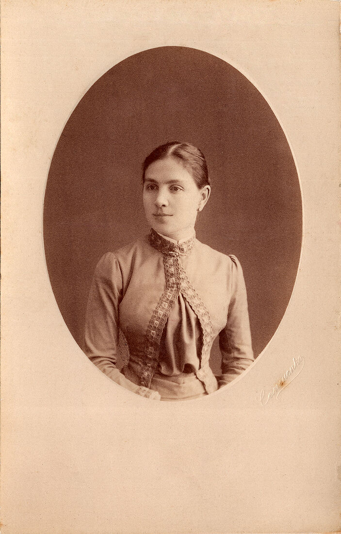 Кабинетъ портретъ.  На лицевой сторонѣ:  Семененко  На оборотной сторонѣ:  Фотографiя А. Семененко  Уголъ Невскаго и Литейнаго просп.  д. Кекина № 16/59.  С. Петербургъ. (Собранiе А.Л. Красоткина. Томъ XVII).