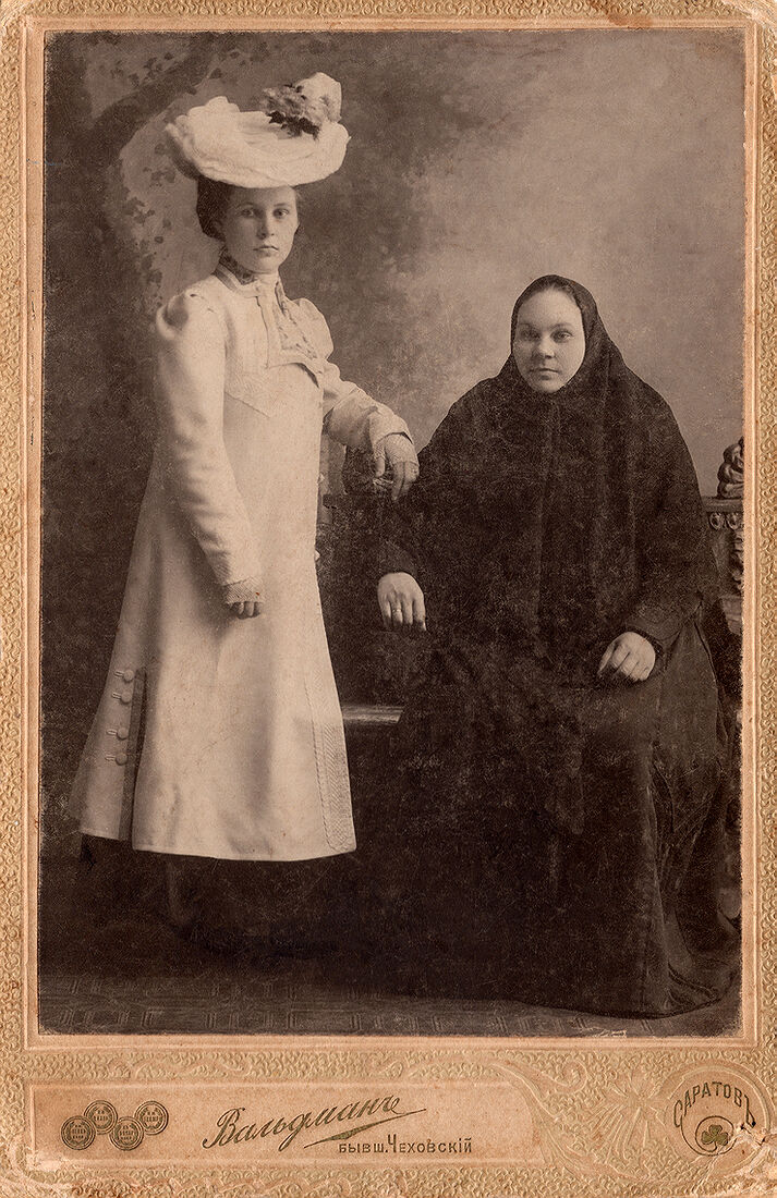 Кабинетъ портретъ.  На лицевой сторонѣ:  Вальдманъ бывш. Чеховскiй Саратовъ  На оборотной сторонѣ:  Фотографiя бывш. Чеховскаго  Вальдманъ  Саратовъ  Нѣмецкая ул. д. Кузнецова  Принимаются увеличенiя до желаемаго размѣра.  Негативы Хранятся. (Собранiе А.Л. Красоткина. Томъ XVII).