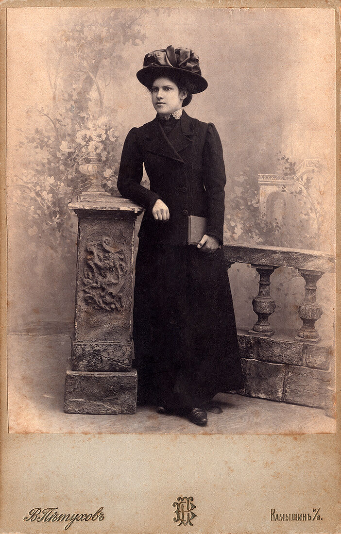 Кабинетъ портретъ.  На лицевой сторонѣ:  В. Пѣтуховъ Камышинъ н/в.  На оборотной сторонѣ:  На память моимъ уважаемымъ старцамъ  отъ дочки Наташки  Фотографiя В. К. Пѣтуховъ Камышинъ н/в.  Негативы Хранятся. (Собранiе А.Л. Красоткина. Томъ XVII).